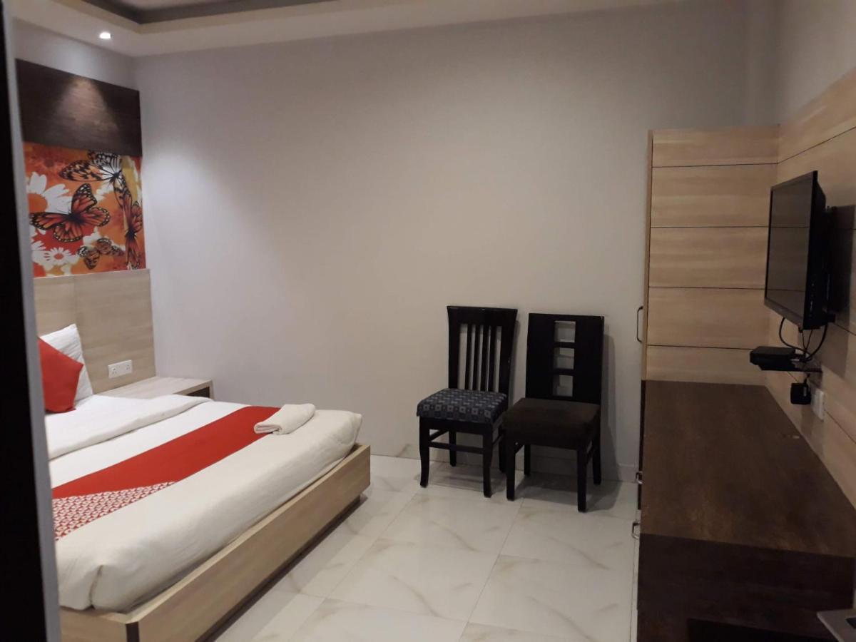 Hotel Megha Inn ลัคเนา ภายนอก รูปภาพ