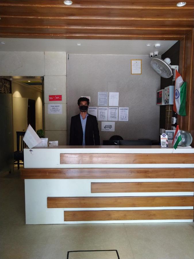Hotel Megha Inn ลัคเนา ภายนอก รูปภาพ
