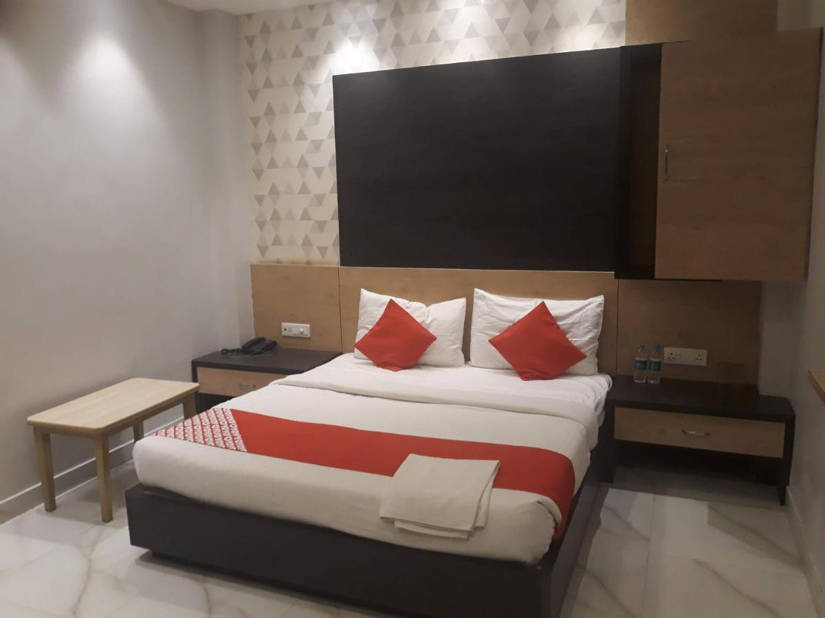 Hotel Megha Inn ลัคเนา ภายนอก รูปภาพ