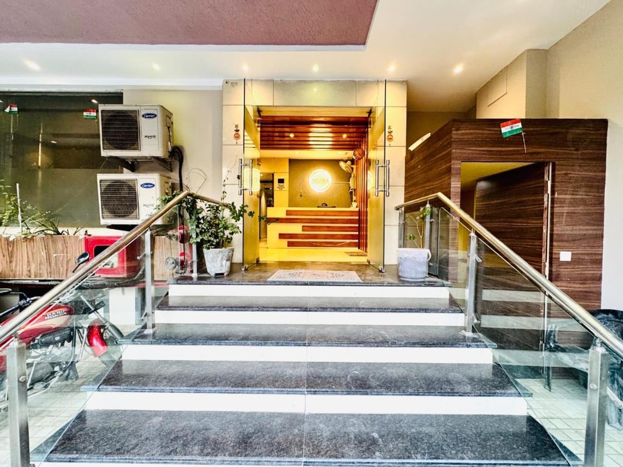 Hotel Megha Inn ลัคเนา ภายนอก รูปภาพ