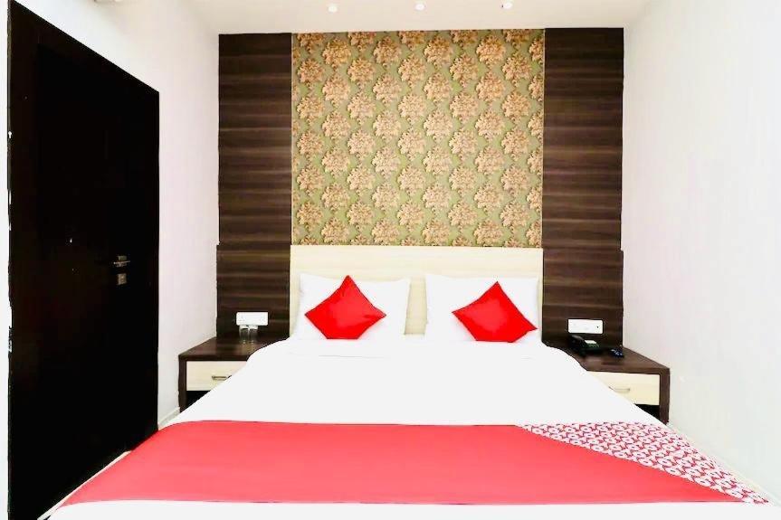 Hotel Megha Inn ลัคเนา ภายนอก รูปภาพ