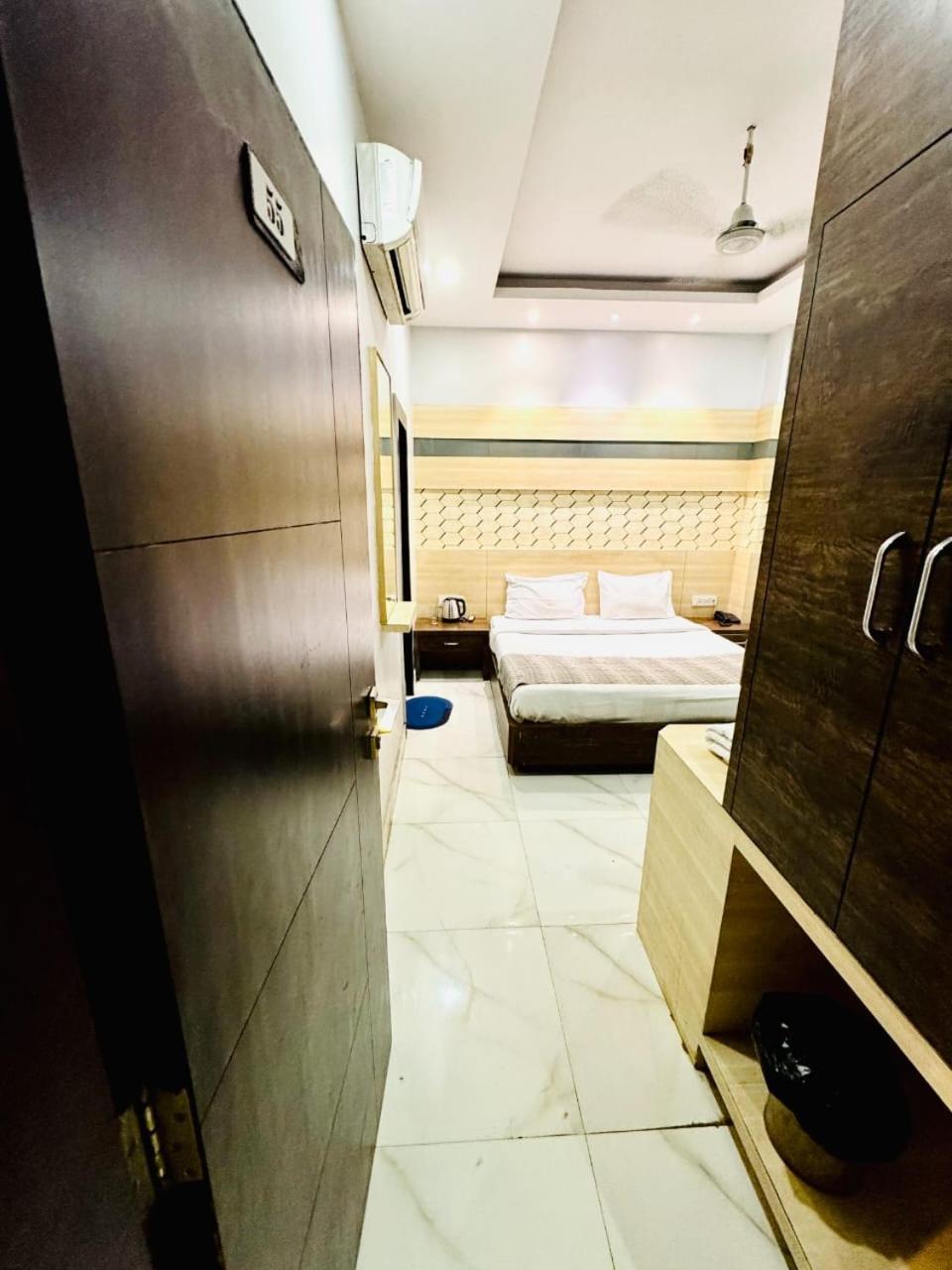 Hotel Megha Inn ลัคเนา ภายนอก รูปภาพ