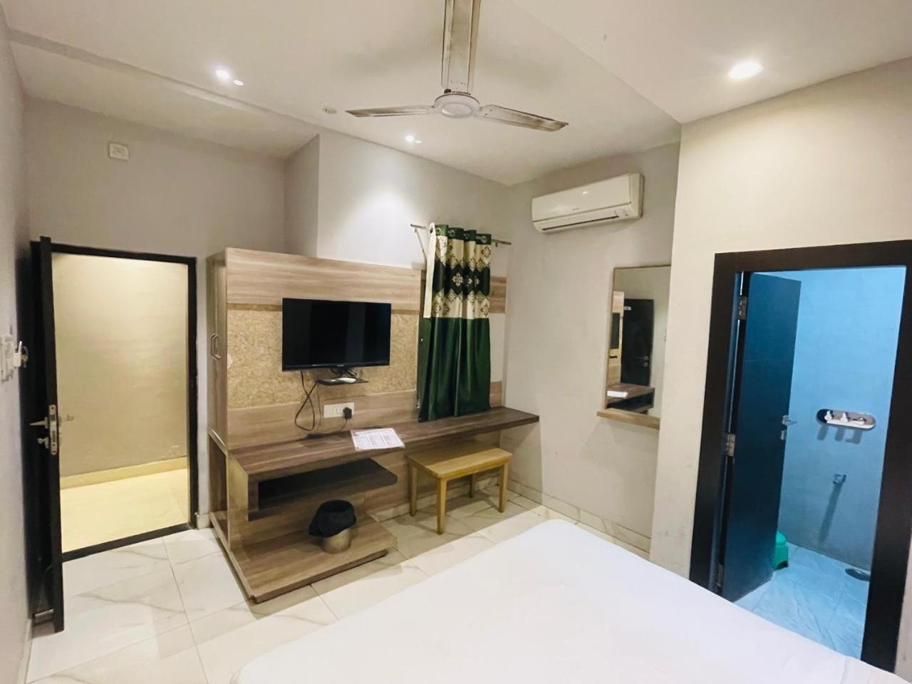 Hotel Megha Inn ลัคเนา ภายนอก รูปภาพ