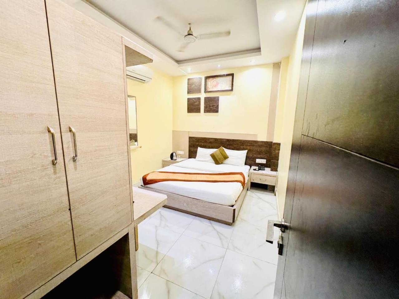 Hotel Megha Inn ลัคเนา ภายนอก รูปภาพ