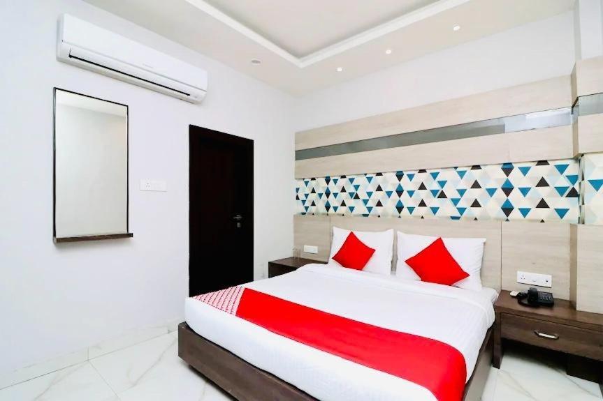 Hotel Megha Inn ลัคเนา ภายนอก รูปภาพ