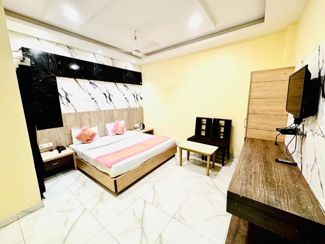 Hotel Megha Inn ลัคเนา ภายนอก รูปภาพ