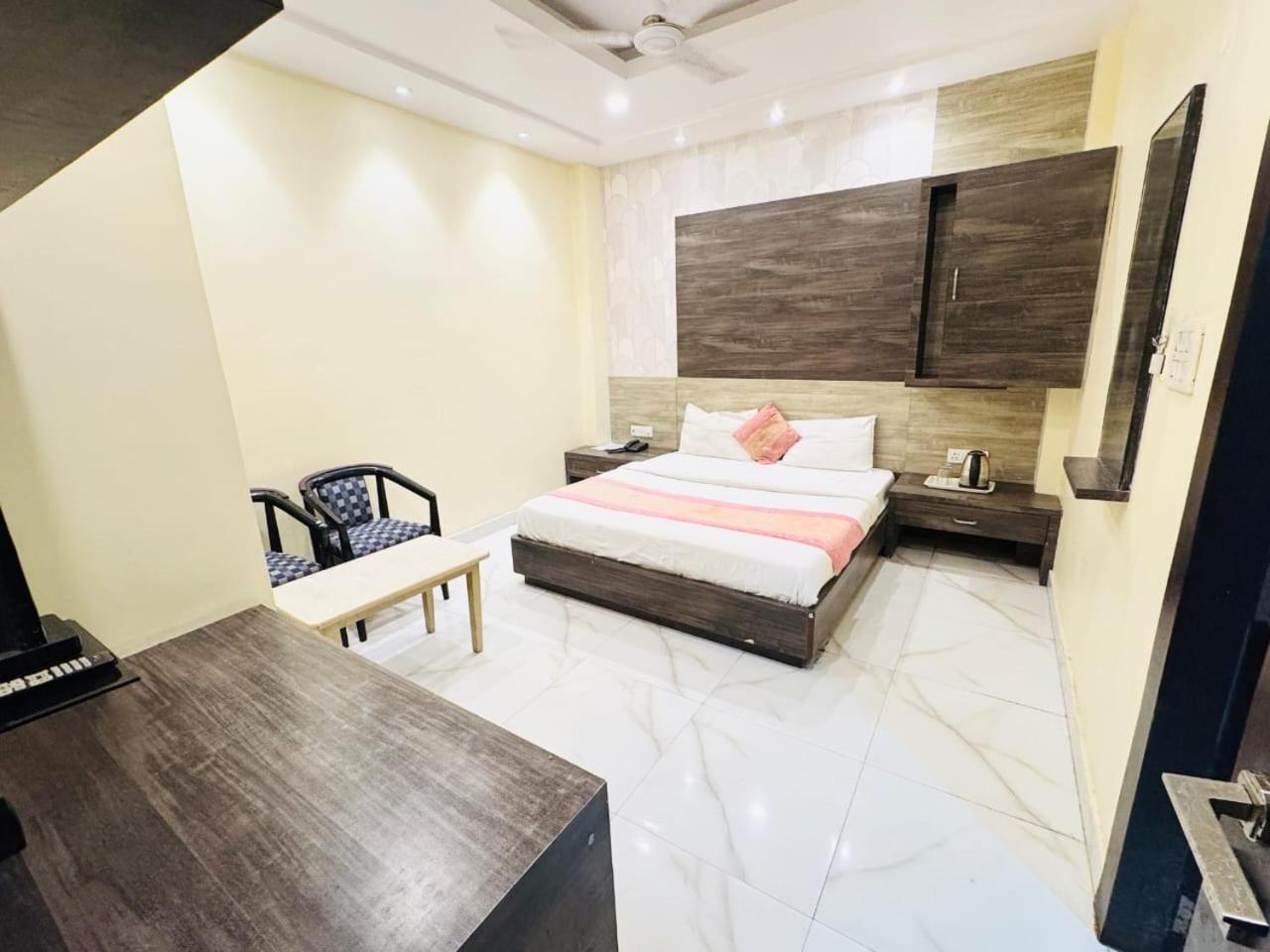 Hotel Megha Inn ลัคเนา ภายนอก รูปภาพ
